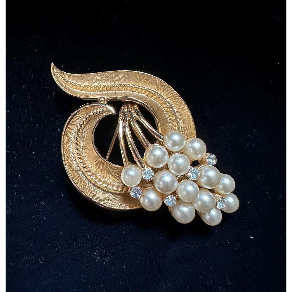 Vintage Trifari Pearl & Rhinestone Brooch Gold Tone